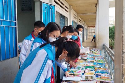 Thư viên, Đội thiếu niên Liên đội trường THCS Chu Văn An tuyên truyền hưởng ứng ngày Sách Việt Nam
